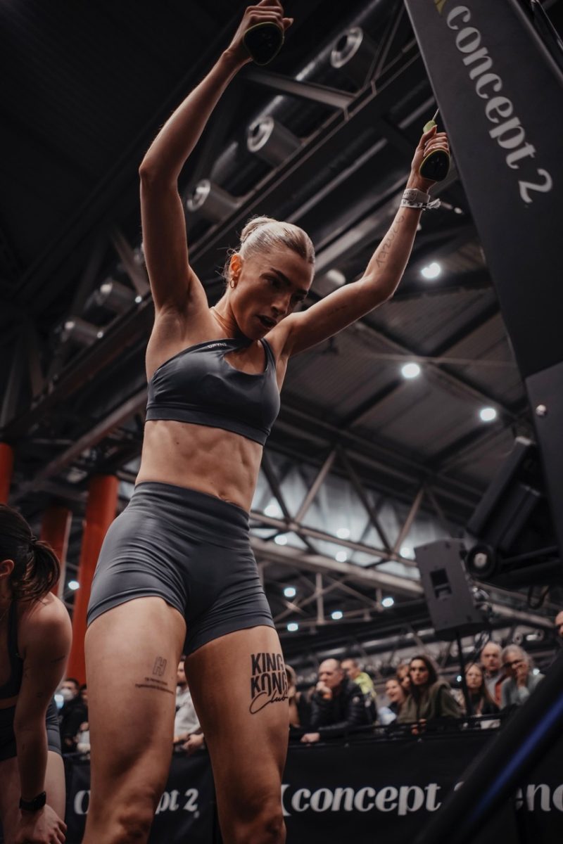 Junge Frau bei der HYROX-Competition