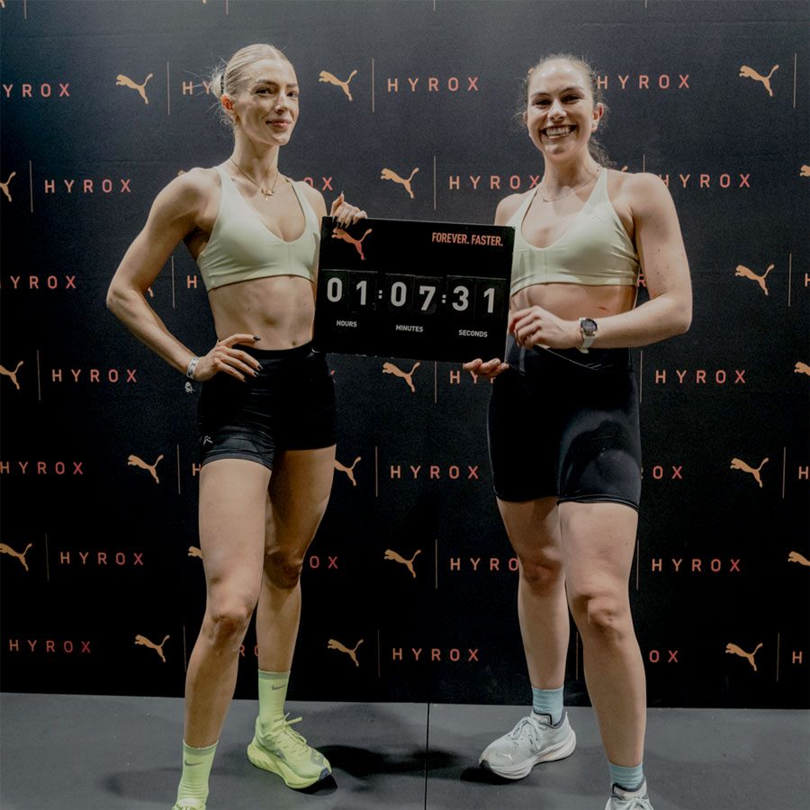 Zwei HYROX-Gewinnerinnen bei der Preisübergabe.