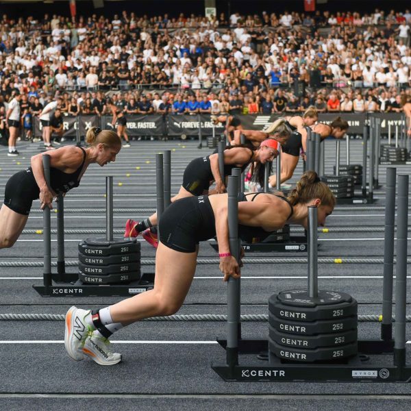 HYROX-Athleten bei einer Competition.