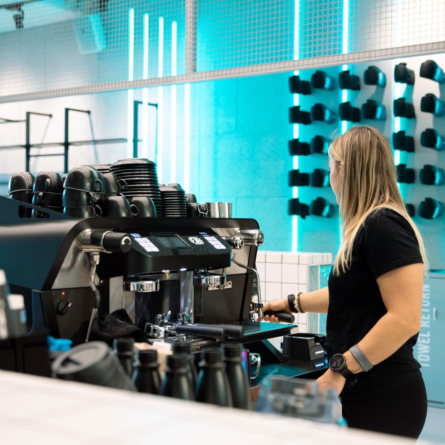 Kaffee wird an der Barista Maschine frisch zubereitet.