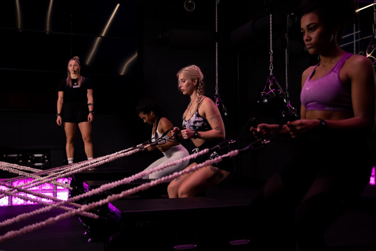 Frauen beim Krafttraining in der Gruppe im King Kong Club Salzburg unter Anleitung einer Trainerin.