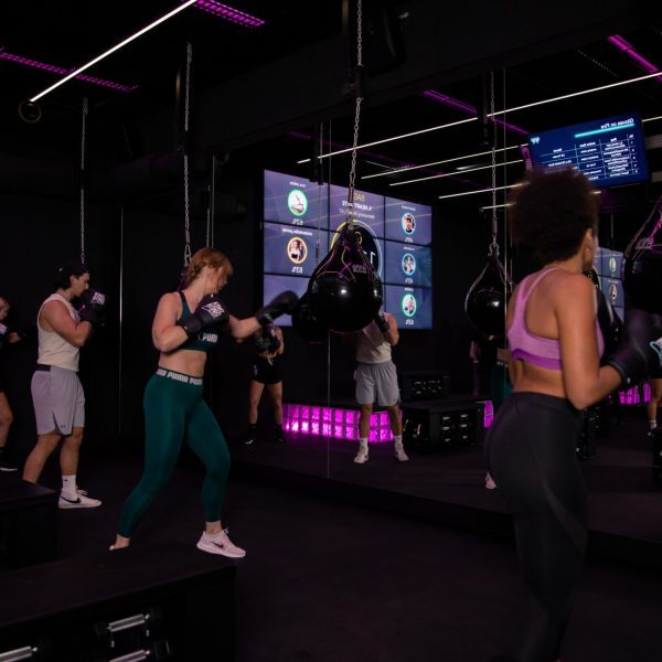 Frauen und Männer beim Gruppenboxen im Boxkurs im King Kong Club Salzburg.