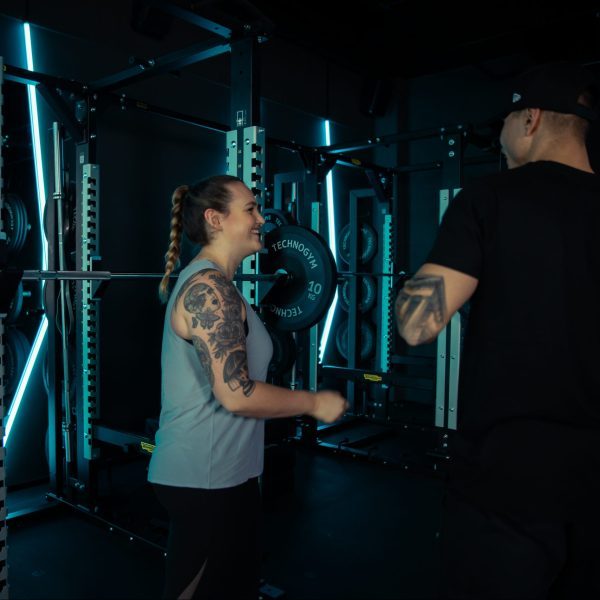 Erstes Personal Group Training Frau im King Kong Club.