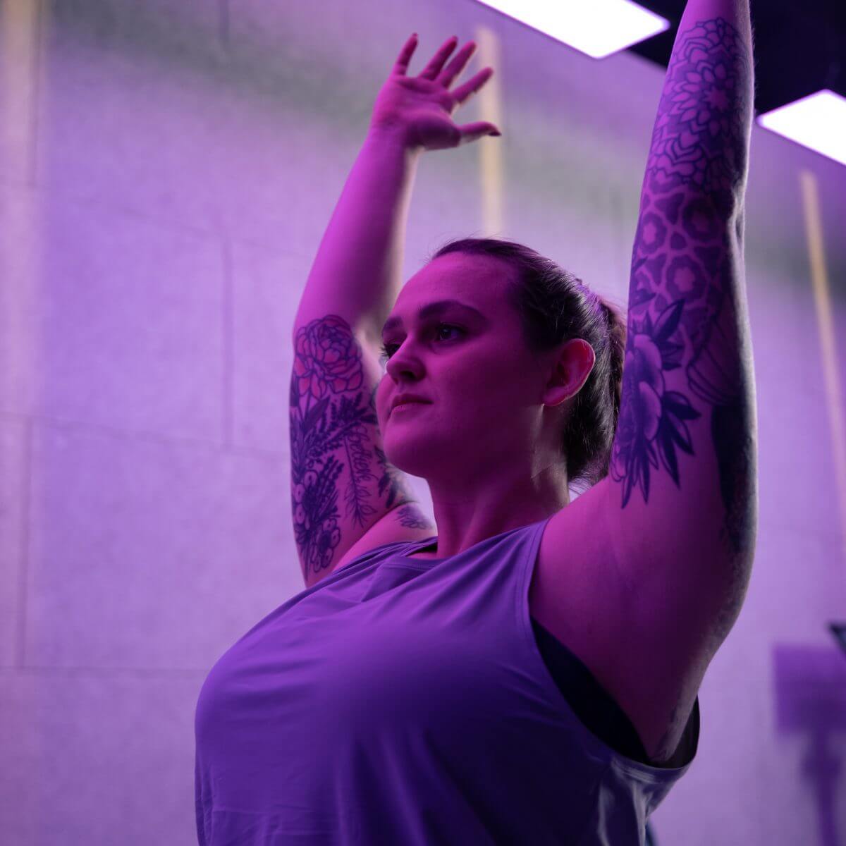 Frau findet inneres Kong nach dem Personal Group Training im King Kong Club Salzburg und strahlt Zufriedenheit aus.