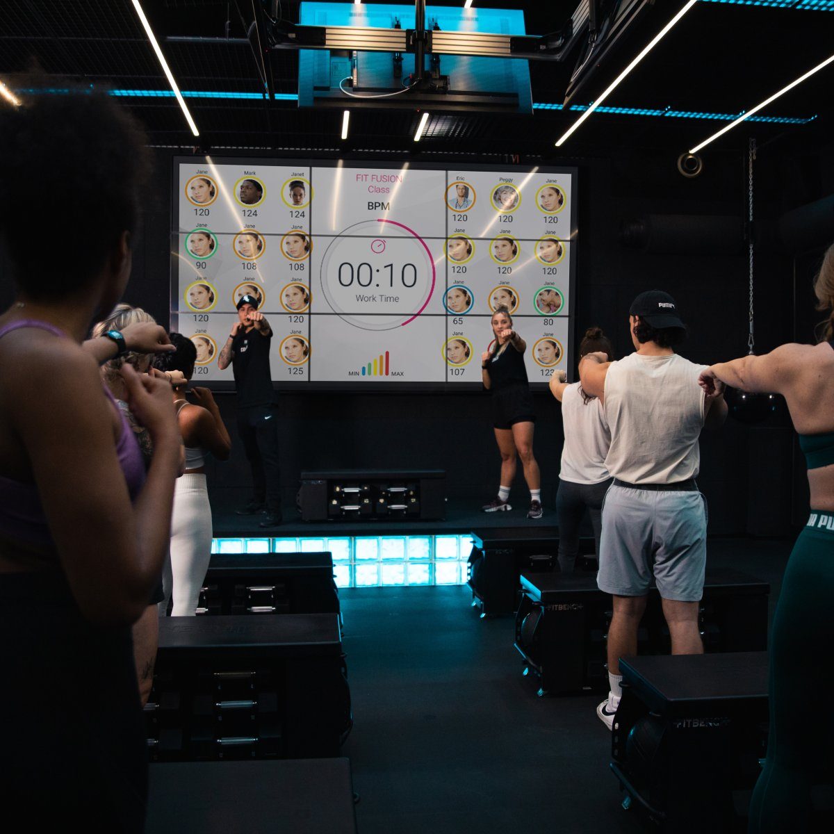 Einblick in Personal Group Training mit Coaches und Mitgliedern während Fitnesskurs im King Kong Club Salzburg.