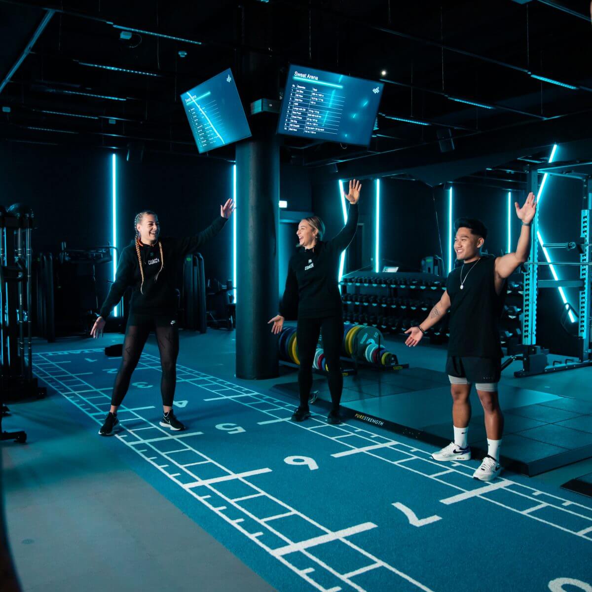 Warm up vor dem Training im King Kong Club Salzburg wird von Personal Group Coaches vorgezeigt.