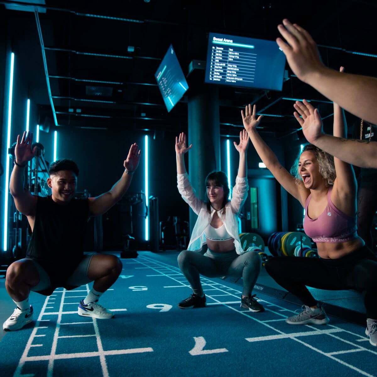 Trainieren im King Kong Club Salzburg mit Mitgliedern und Personal Group Trainer mit viel Spaß.