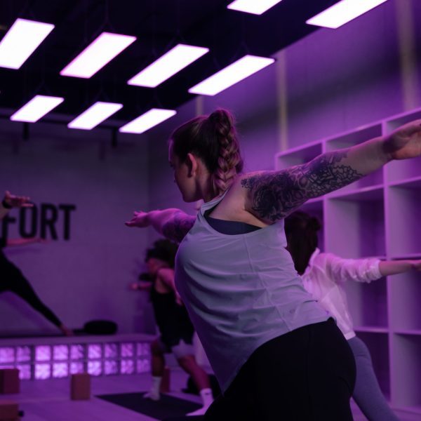 Frauen machen Fitness und Power Yoga im King Kong Club Salzburg.