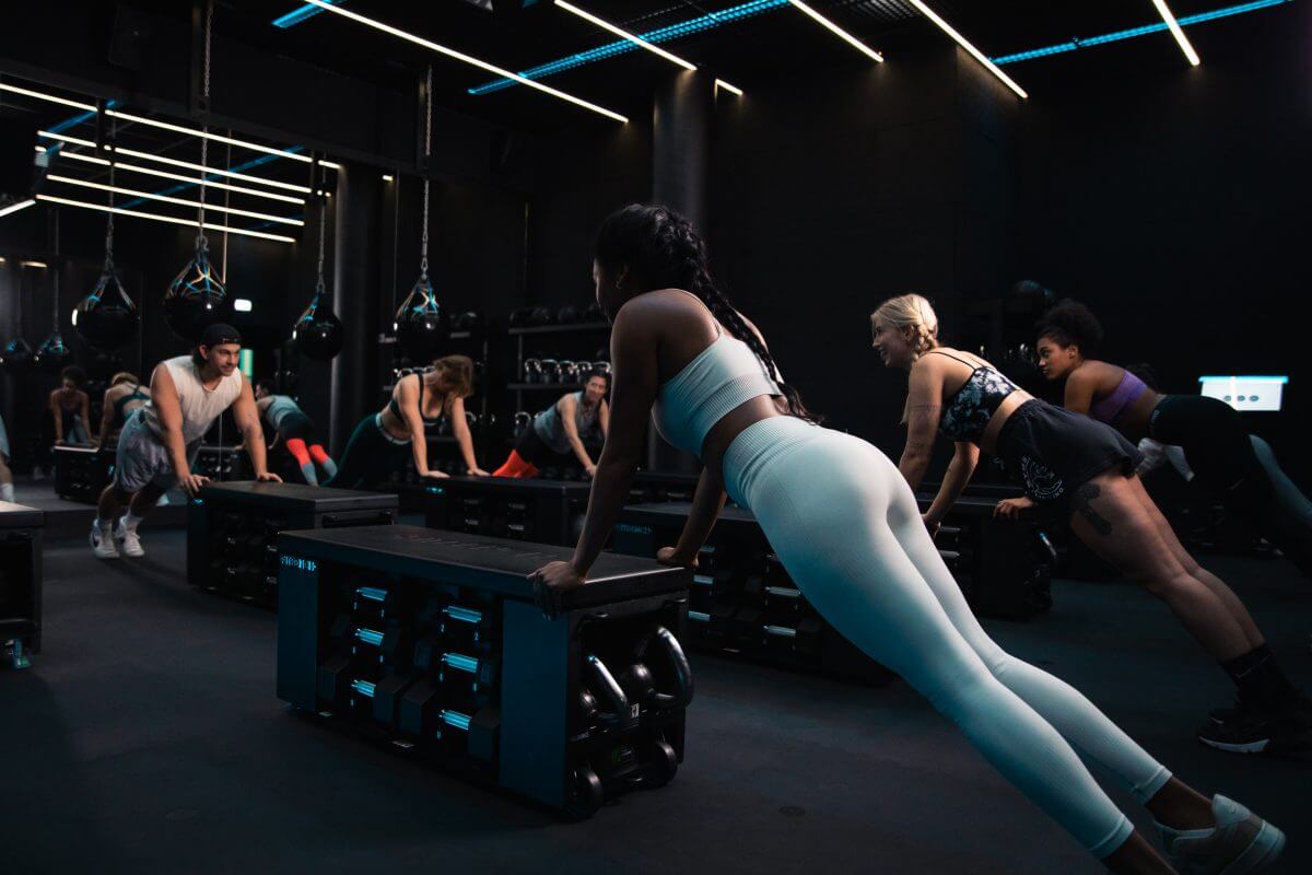 Gruppe von Arbeitskollegen macht gemeinsam Sport im King Kong Club Salzburg.