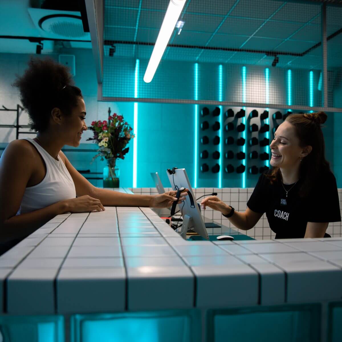 Frau bewirbt sich beim King Kong Club Help Desk als Personaltrainerin im King King Club Salzburg.