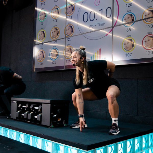 Personaltrainer vom King King Club Salzburg haben Freude beim Anleiten von Personal Group Trainingsübungen.