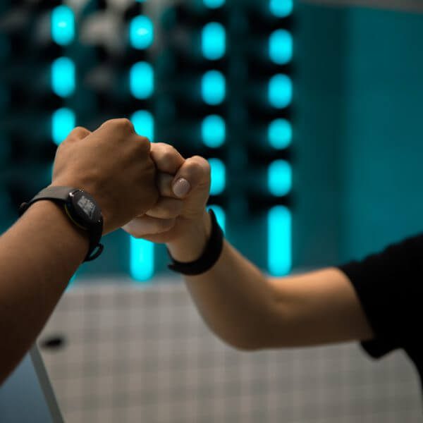 Zwei Fäuste von Personal Group Trainern berühren sich zur Begrüßung im King Kong Club Salzburg.