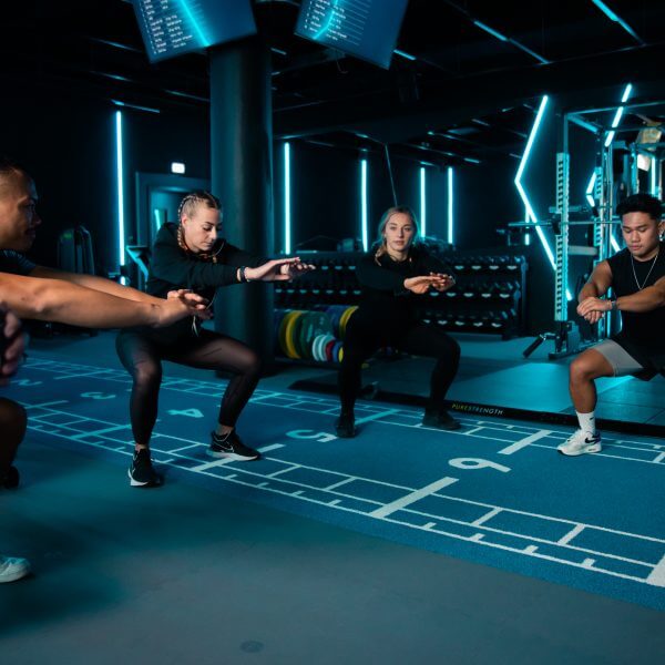 Gruppe von Trainierenden beim Personal Group Training im King Kong Club Salzburg,