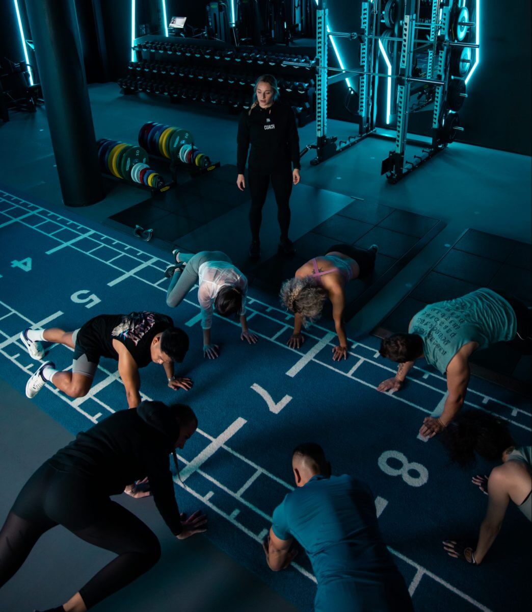 Trainierende im Personal Group Fitnesskurs unter Anleitung von weiblichem Coach im King King Club Salzburg.