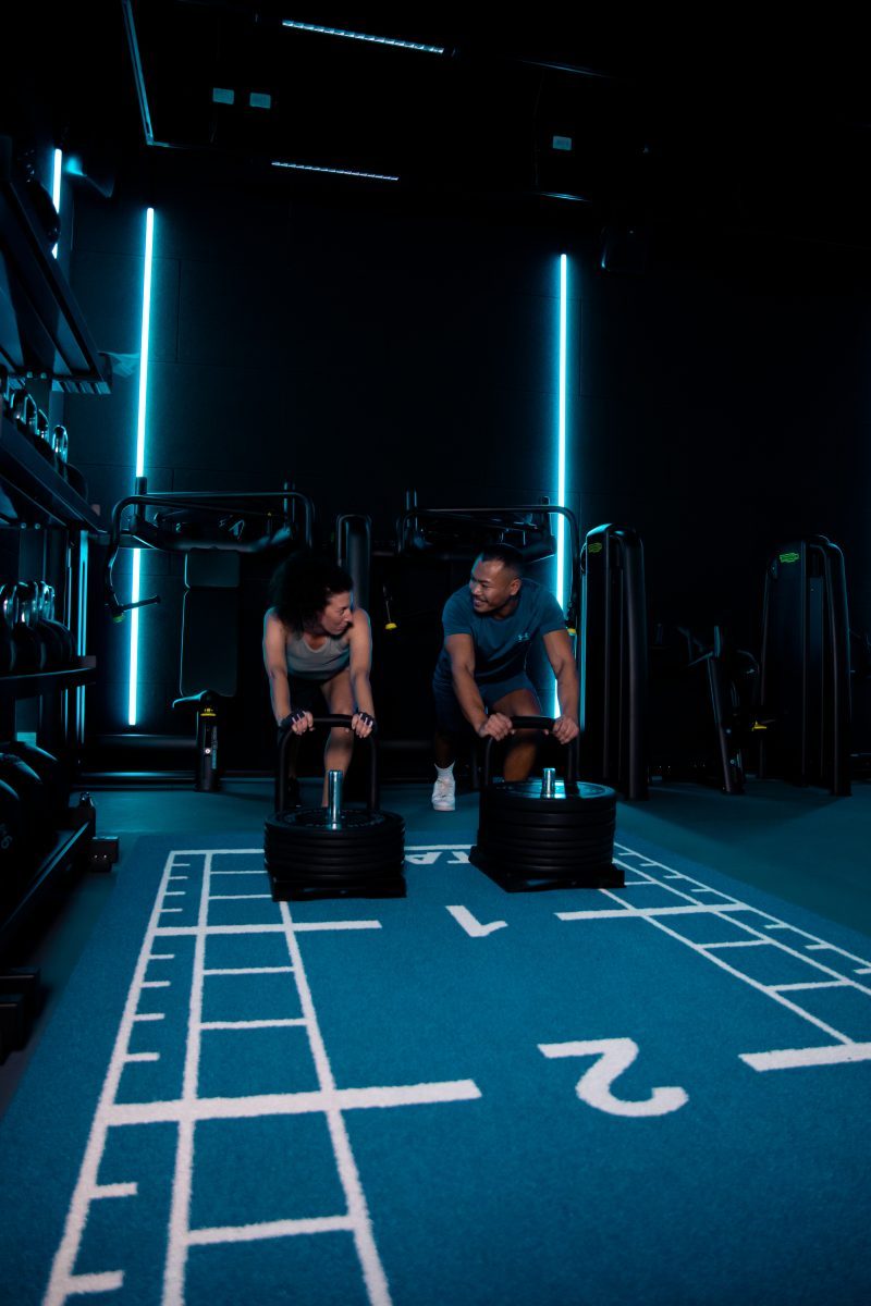 Mann und Frau schieben viele Gewichte im King Kong Club