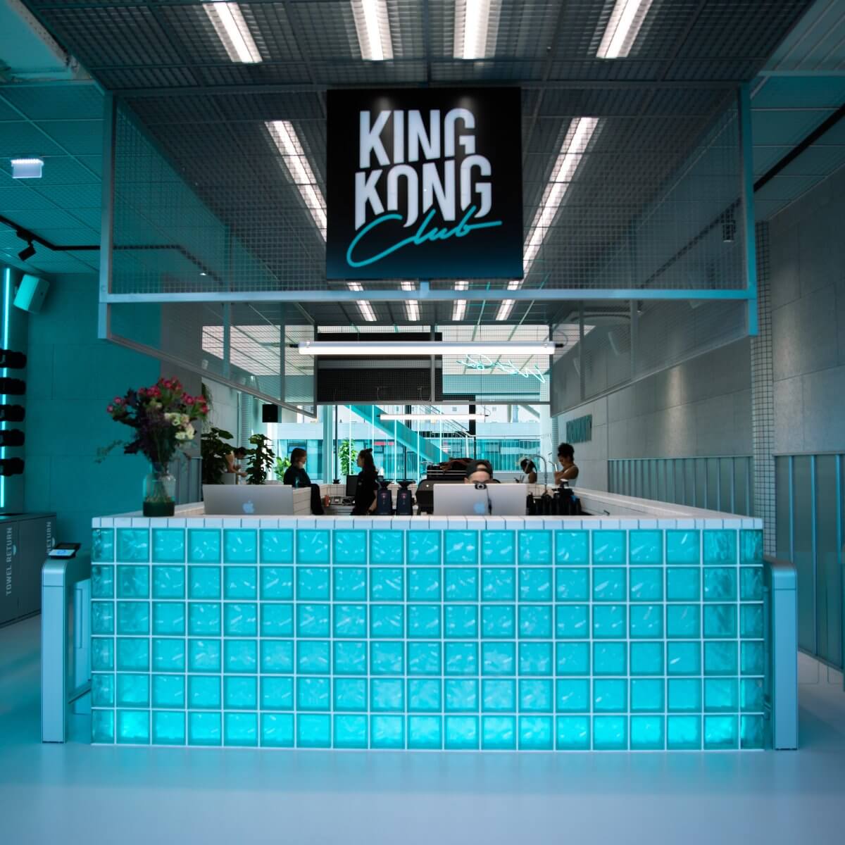 Eingangsbereich vom King Kong Club Salzburg mit Fokus Help Desk alias Rezeption.