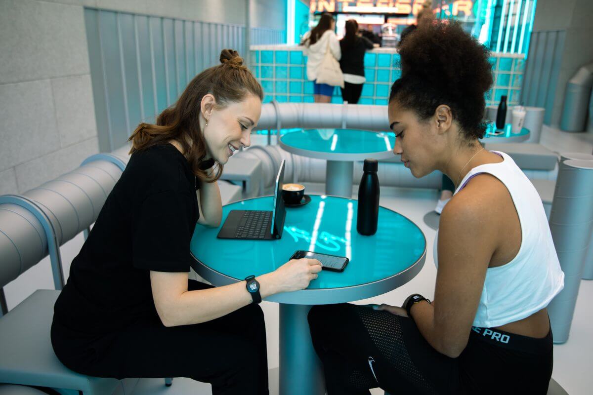 Kundin schließt Mitgliedschaft mit Personal Group Coach im King Kong Club Salzburg ab.