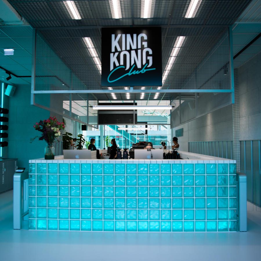 Front Desk Eingangsbereich mit Rezeption und King Kong Club Logo darüber
